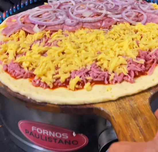 Pizza montada na pá, pronta para entrar no forno portátil da Gold